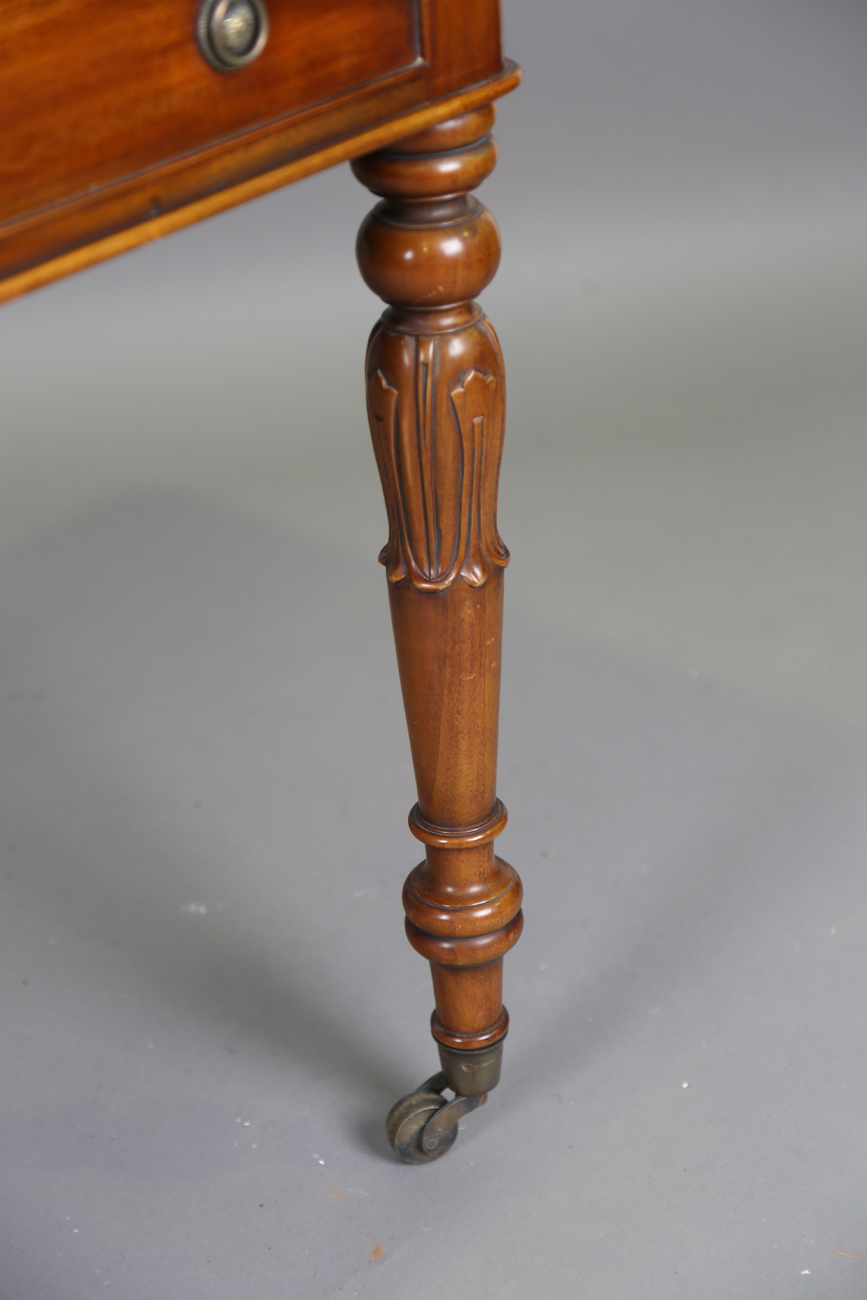 A 20th century Victorian style mahogany writing table, the top inset with gilt-tooled green - Bild 6 aus 9