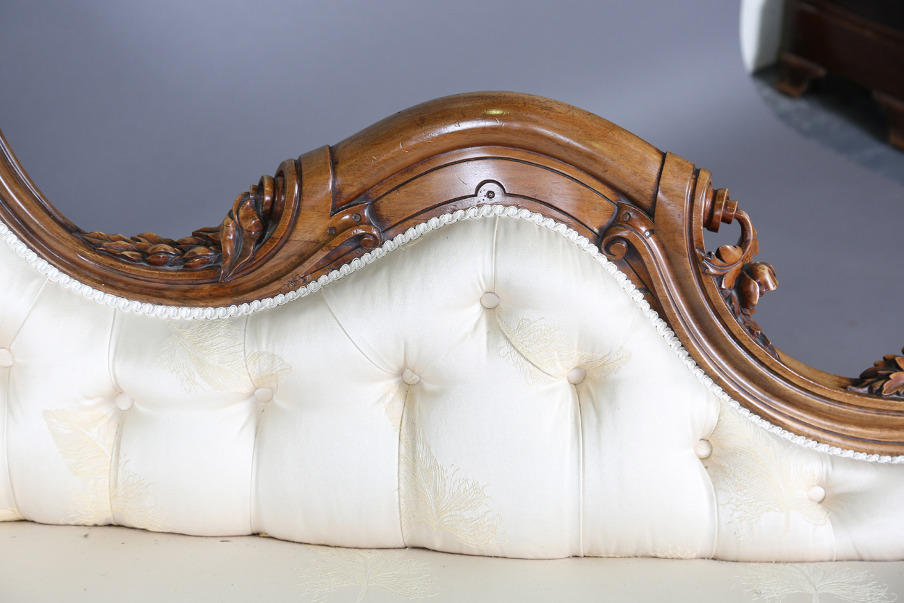 A fine mid-Victorian walnut showframe salon settee, the frame carved with flowers, leaves and fruit, - Bild 7 aus 11