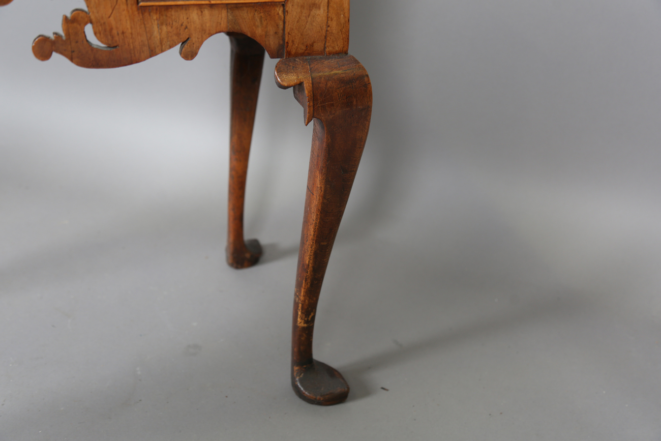 A George I walnut and crossbanded kneehole lowboy, fitted with three drawers above a fretwork apron, - Bild 6 aus 14