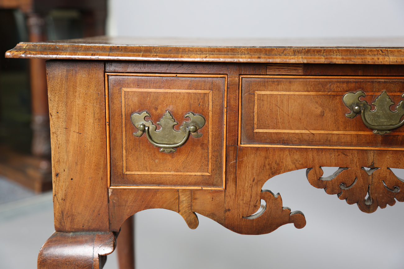 A George I walnut and crossbanded kneehole lowboy, fitted with three drawers above a fretwork apron, - Bild 11 aus 14