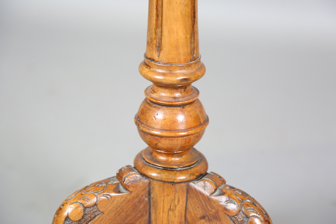 A late Victorian walnut oval games occasional table, the top inlaid with a chessboard, on a carved - Bild 3 aus 6