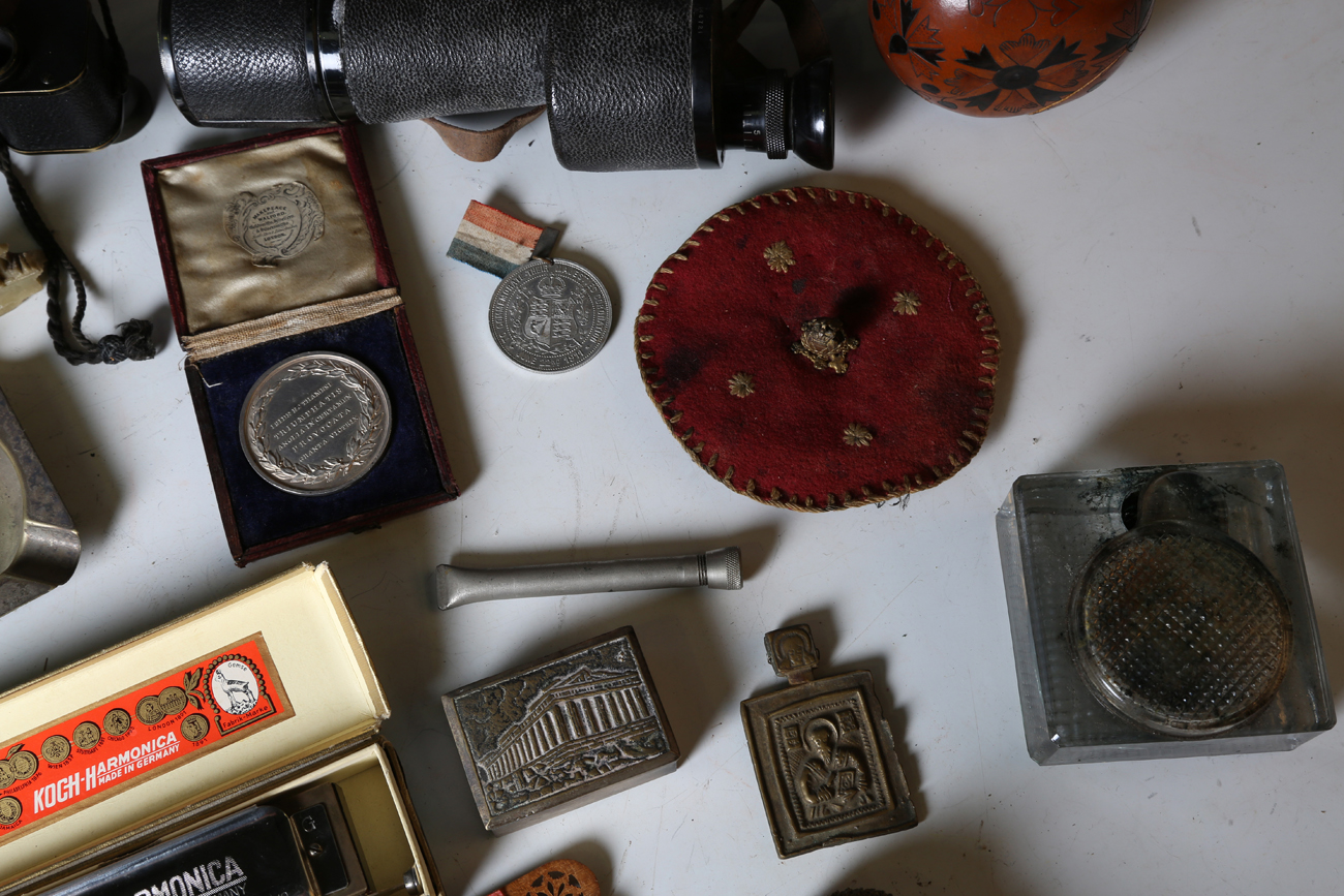 A mixed group of collectors' items, including an 18th century Dutch brass tobacco box with - Bild 6 aus 9