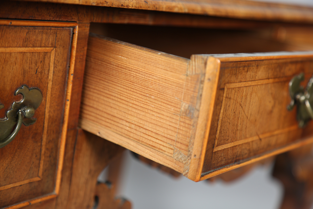 A George I walnut and crossbanded kneehole lowboy, fitted with three drawers above a fretwork apron, - Bild 8 aus 14