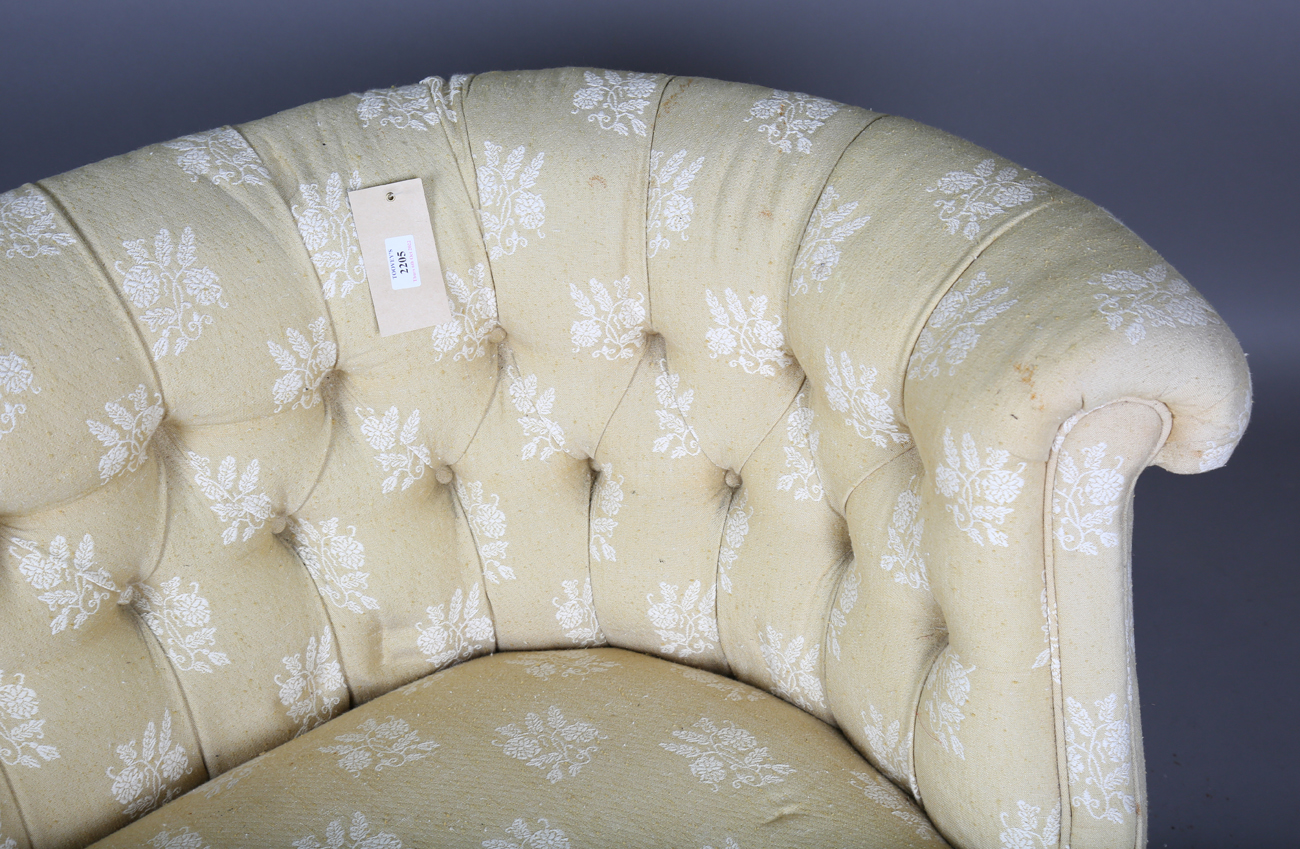 A late Victorian buttoned tub back settee, upholstered in patterned yellow fabric, on turned legs - Bild 5 aus 7