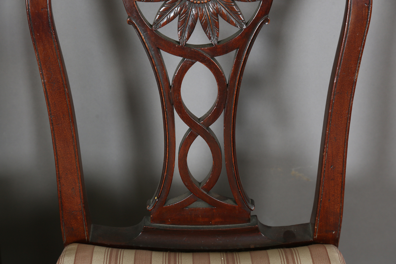 A set of four George III style mahogany dining chairs, the arched backs above pierced splats - Bild 6 aus 7