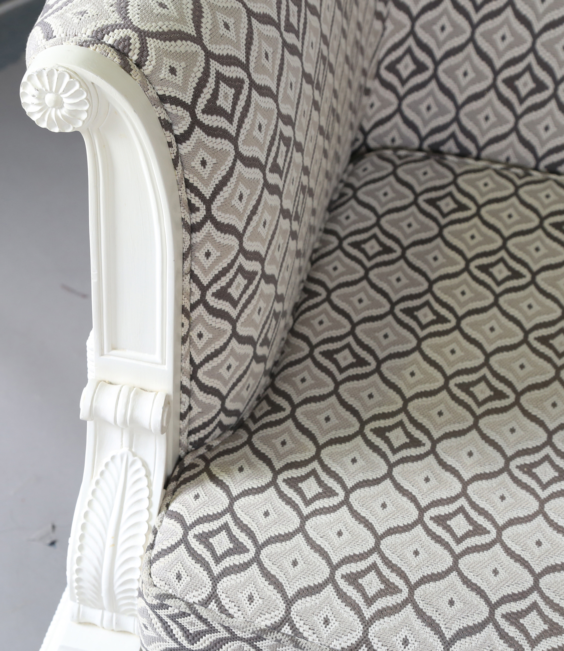 A modern Julian Chichester Regency style white painted showframe two-seat settee, the frame carved - Bild 6 aus 8