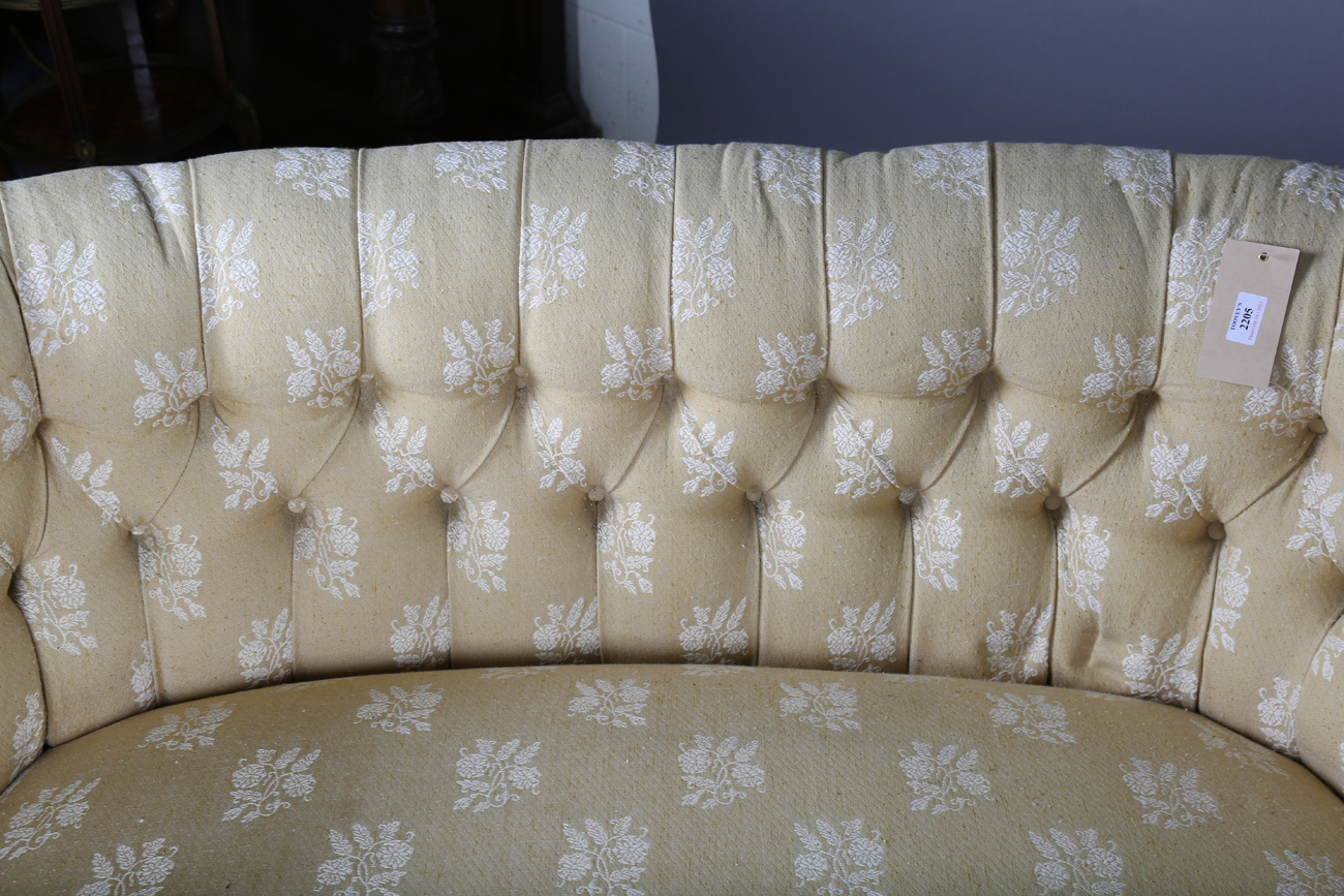 A late Victorian buttoned tub back settee, upholstered in patterned yellow fabric, on turned legs - Bild 6 aus 7