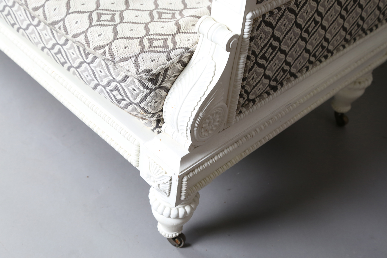 A modern Julian Chichester Regency style white painted showframe two-seat settee, the frame carved - Bild 4 aus 8