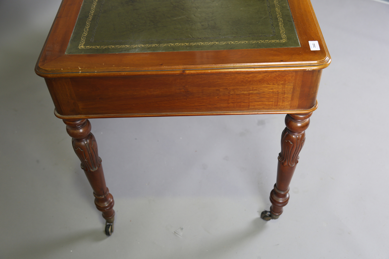 A 20th century Victorian style mahogany writing table, the top inset with gilt-tooled green - Bild 4 aus 9