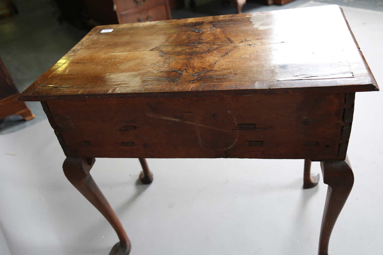 A George I walnut and crossbanded kneehole lowboy, fitted with three drawers above a fretwork apron, - Bild 3 aus 14