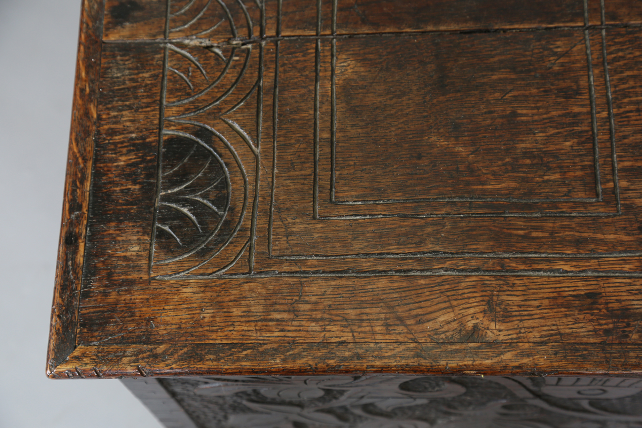 A 19th century oak mule chest, the hinged lid above a carved front, fitted with two drawers, - Bild 11 aus 12