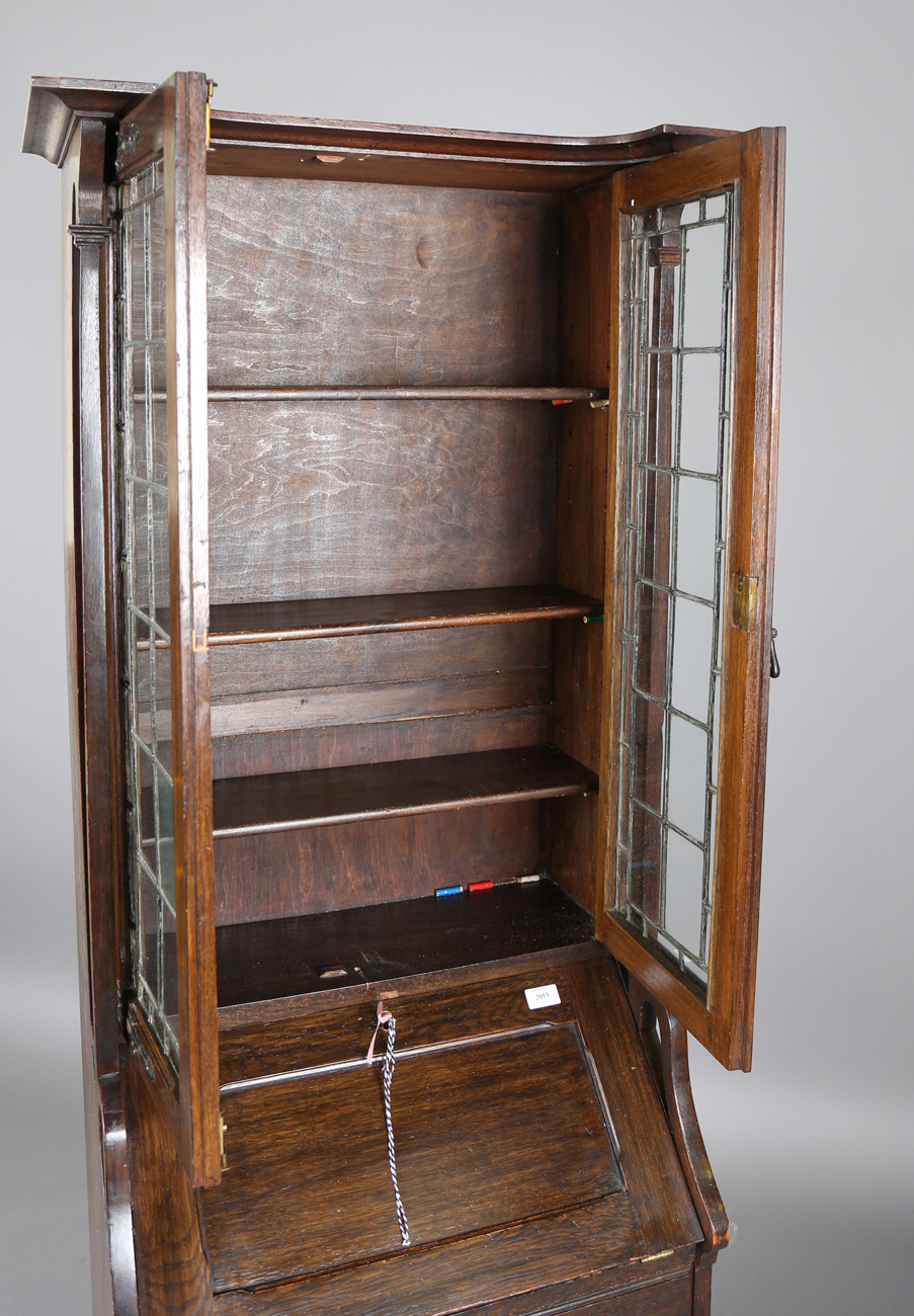 An early 20th century Arts and Crafts oak bureau bookcase, in the manner of Liberty & Co, height - Bild 9 aus 9