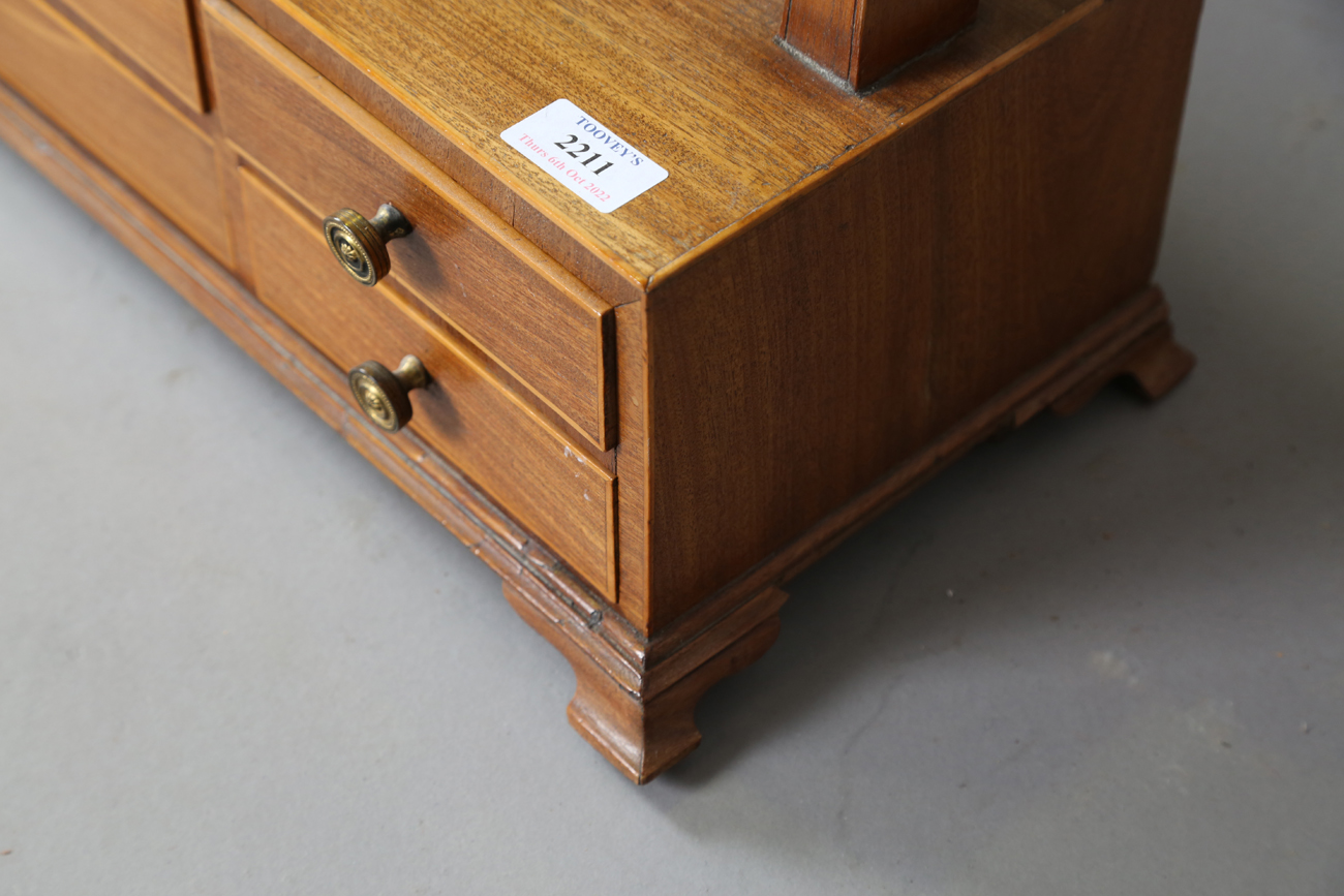 A 19th century mahogany swing frame mirror, fitted with six drawers with boxwood stringing, height - Bild 2 aus 7