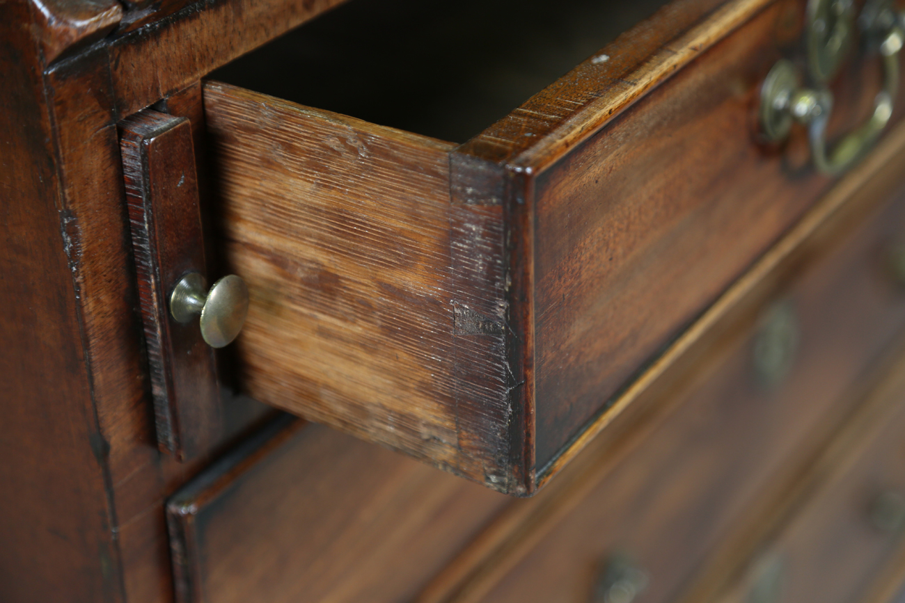 A George III mahogany bureau bookcase, the glazed top above a fall flap and an arrangement of oak- - Bild 9 aus 10