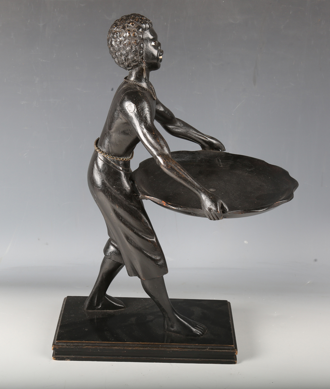 A late 19th century ebonized carved wooden blackamoor table-top visiting card tray, modelled in - Bild 2 aus 6