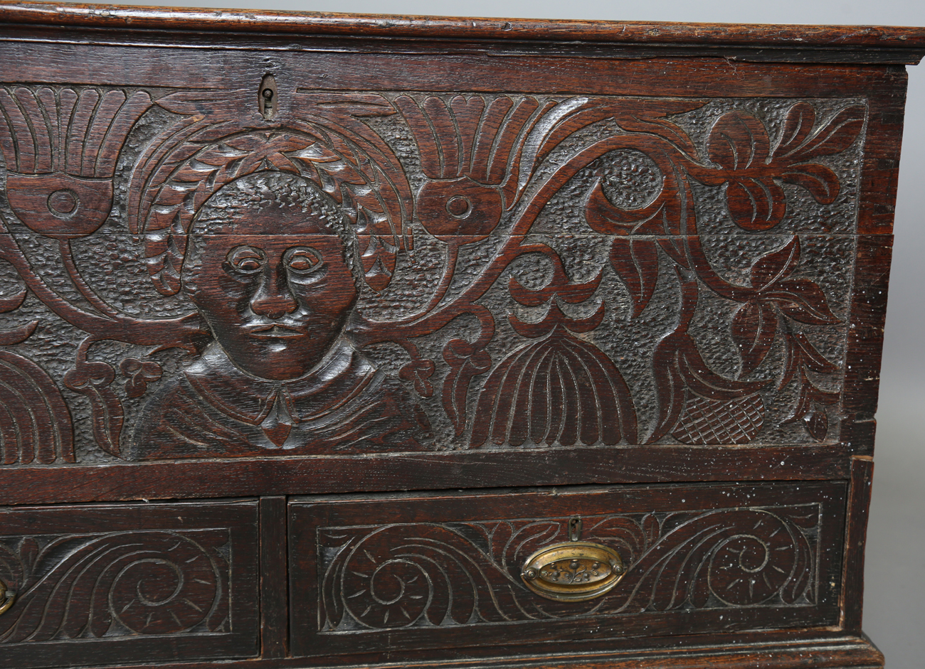 A 19th century oak mule chest, the hinged lid above a carved front, fitted with two drawers, - Bild 9 aus 12