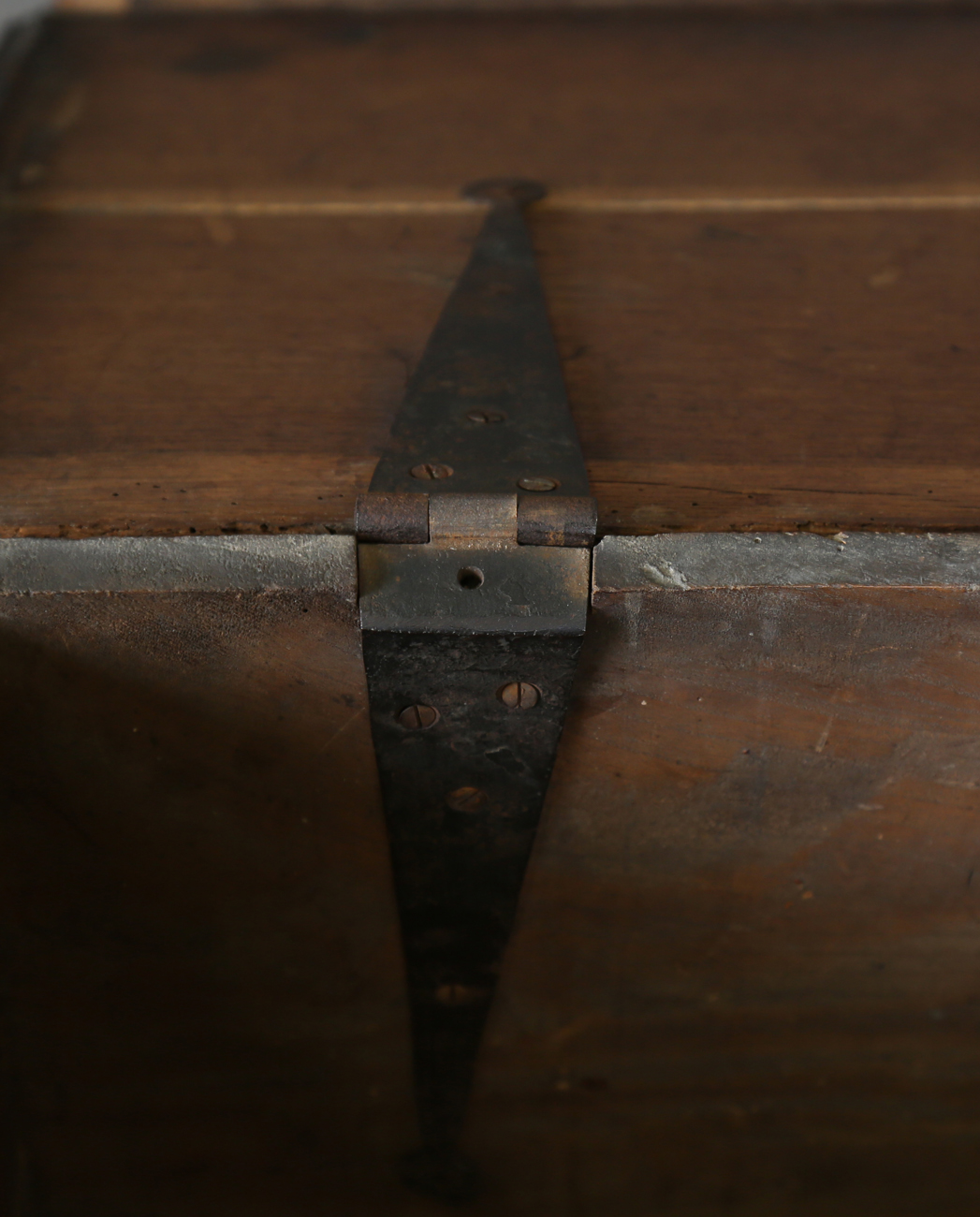 A 19th century oak mule chest, the hinged lid above a carved front, fitted with two drawers, - Bild 5 aus 12