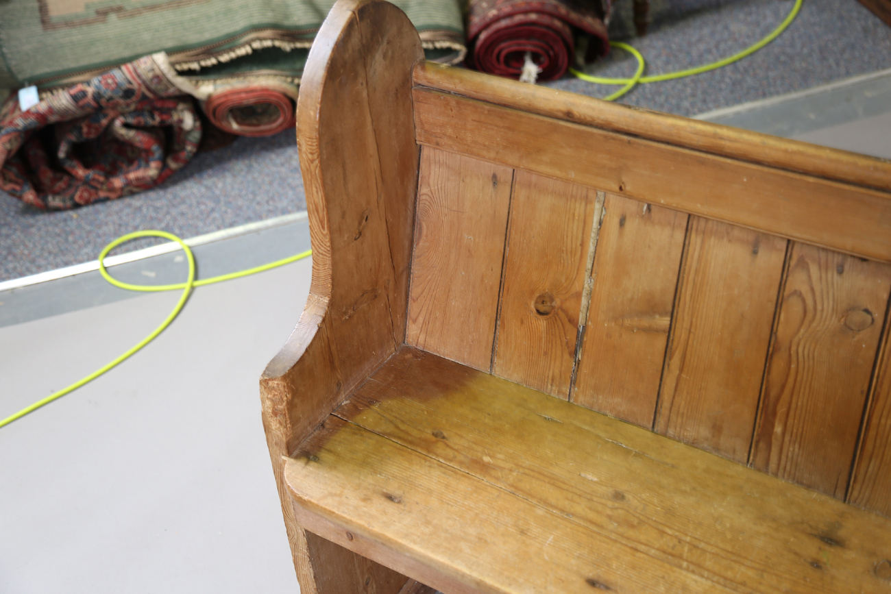 A 19th century pine pew with arched ends, height 89cm, width 186cm, depth 38cm.Buyer’s Premium 29.4% - Bild 12 aus 13