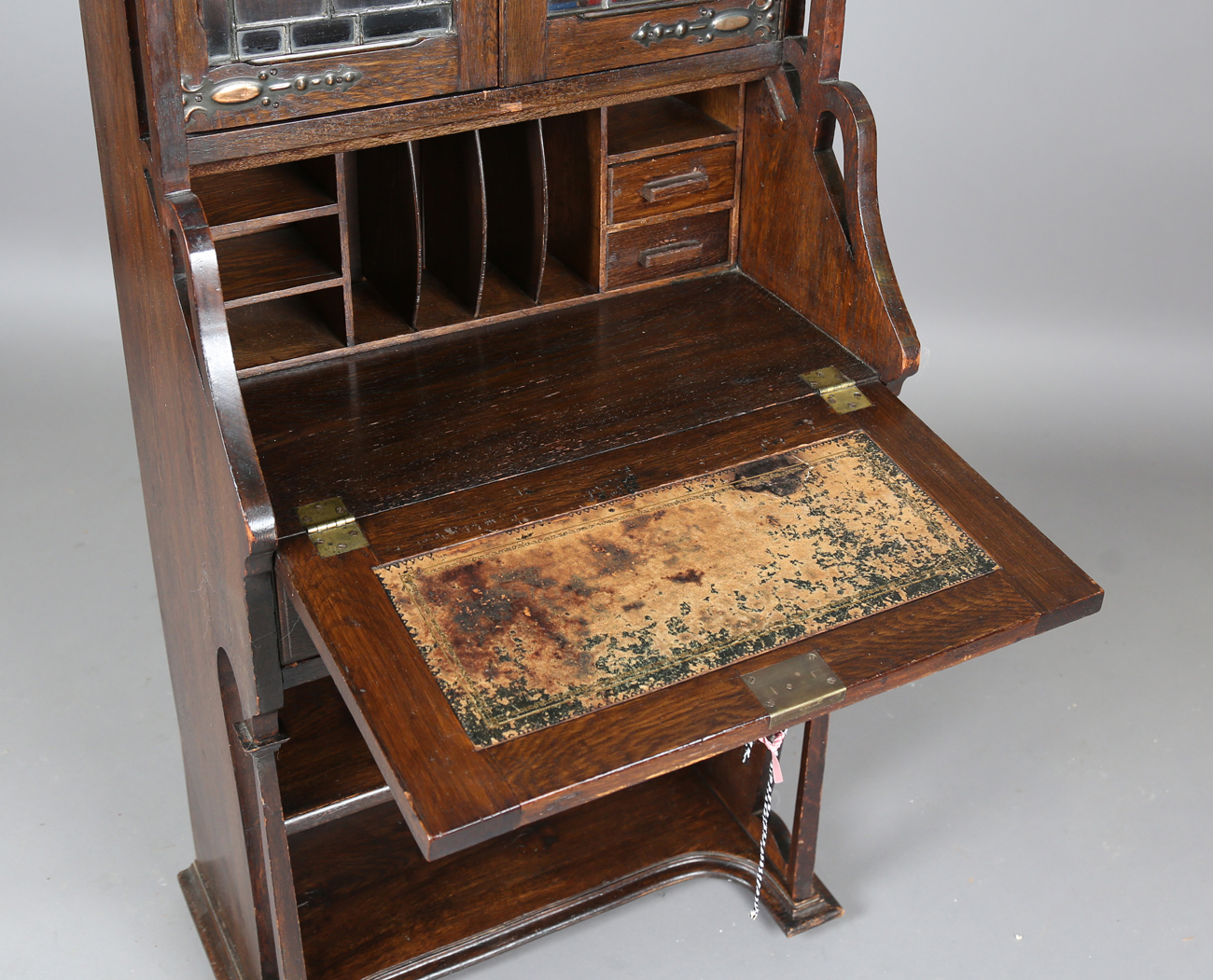 An early 20th century Arts and Crafts oak bureau bookcase, in the manner of Liberty & Co, height - Bild 7 aus 9