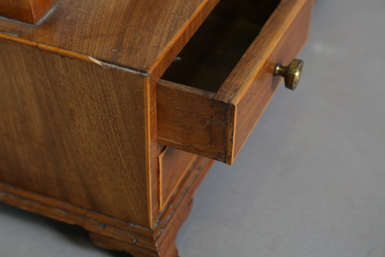 A 19th century mahogany swing frame mirror, fitted with six drawers with boxwood stringing, height - Bild 5 aus 7