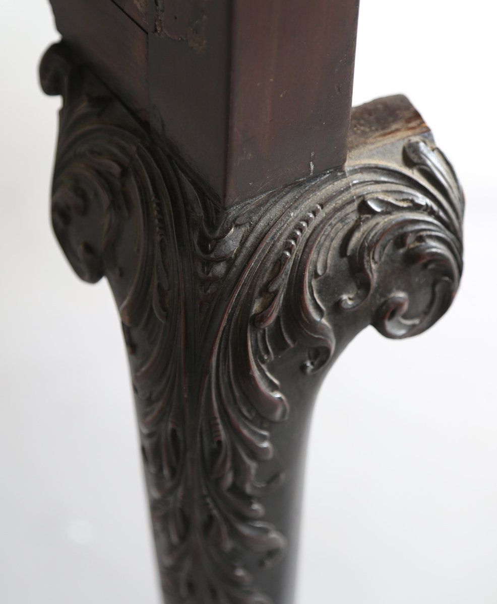 A George III Irish mahogany oval drop-flap dining table, the cabriole legs finely carved with - Bild 9 aus 20