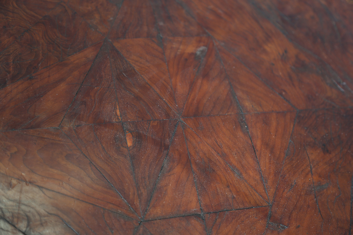 An early 18th century Italian yew and walnut three-drawer serpentine fronted commode with - Image 18 of 23