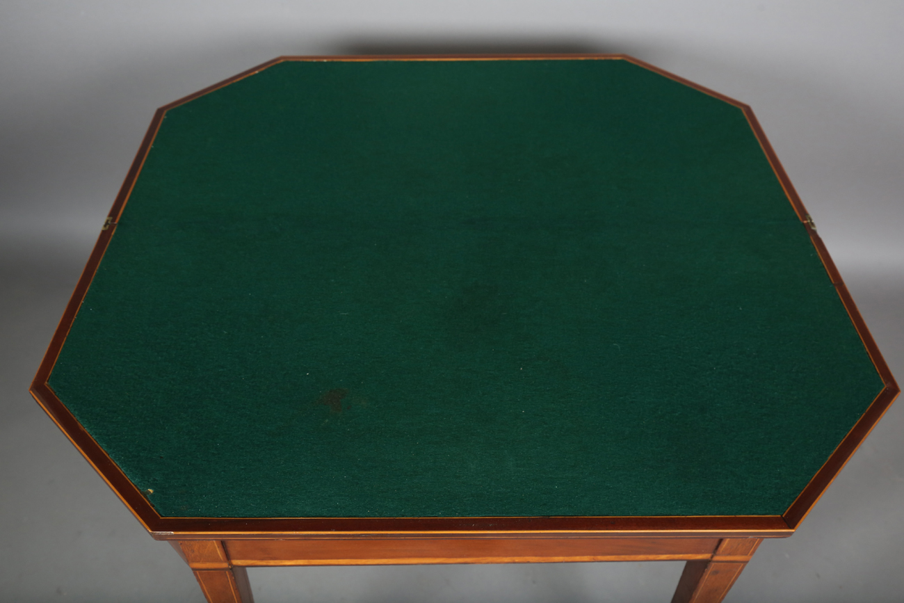 A George III mahogany fold-over card table with satinwood crossbanding, height 73cm, width 94cm, - Bild 5 aus 6