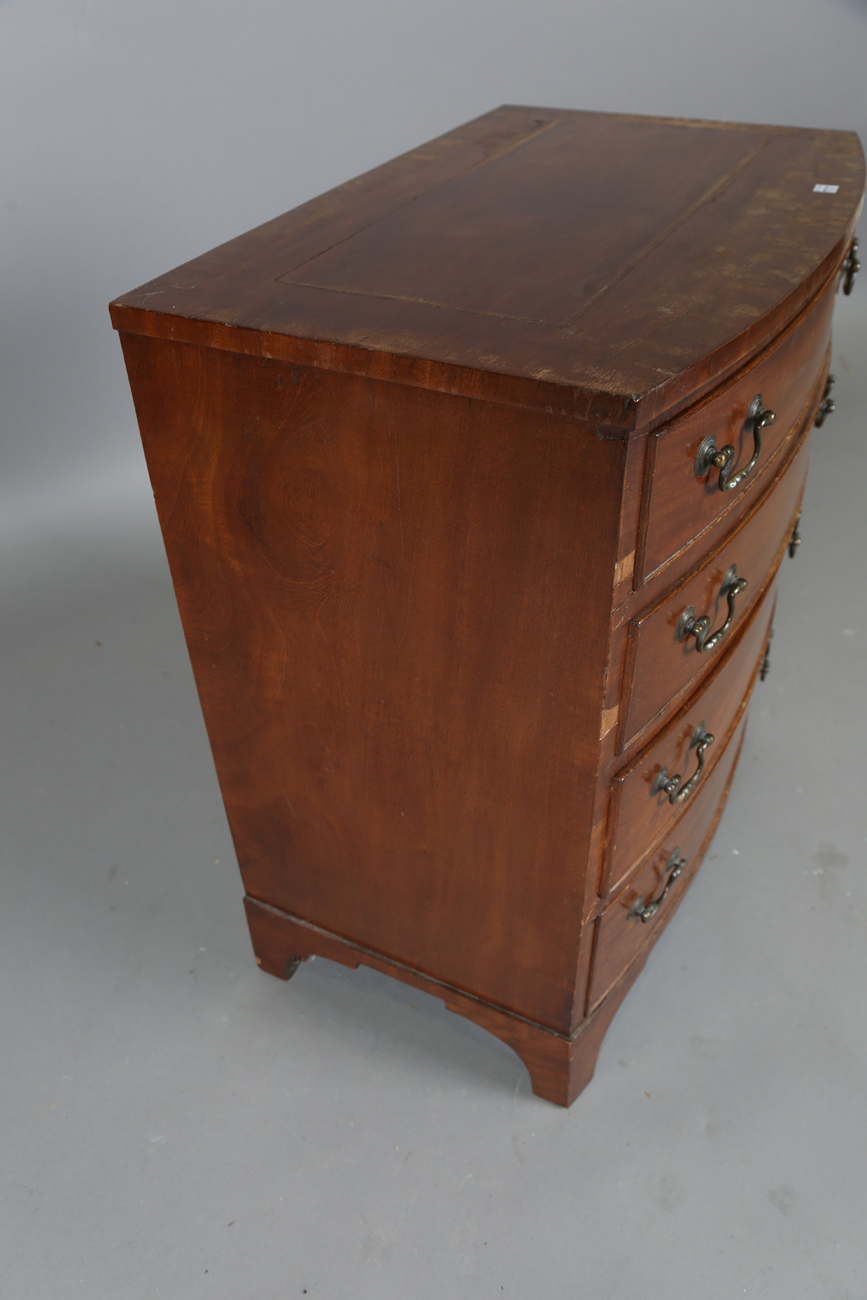 A 20th century George III style mahogany chest of four drawers, height 71cm, width 65cm, depth 44cm, - Bild 2 aus 15