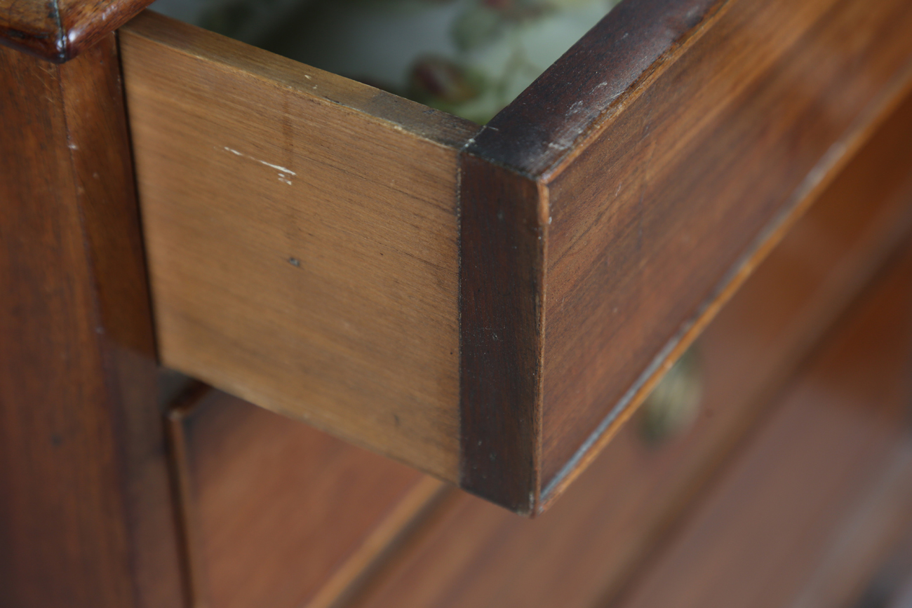 A 20th century George III style mahogany chest of four drawers, height 71cm, width 65cm, depth 44cm, - Bild 14 aus 15