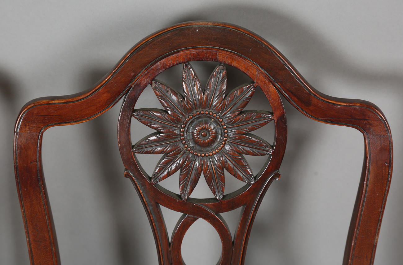 A set of four George III style mahogany dining chairs, the arched backs above pierced splats - Bild 7 aus 7