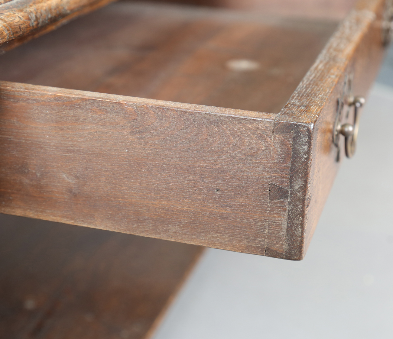 A modern Jacobean style solid oak coffee table, fitted with a single drawer, height 50cm, width - Bild 5 aus 6