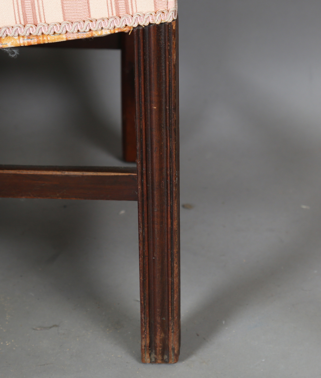 A set of four George III style mahogany dining chairs, the arched backs above pierced splats - Bild 4 aus 7