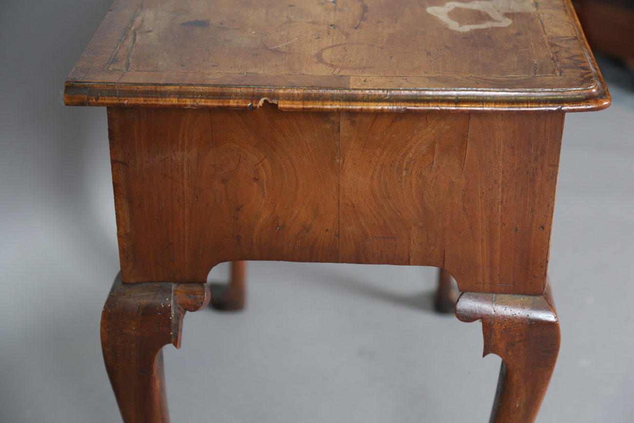 A George I walnut and crossbanded kneehole lowboy, fitted with three drawers above a fretwork apron, - Bild 5 aus 14