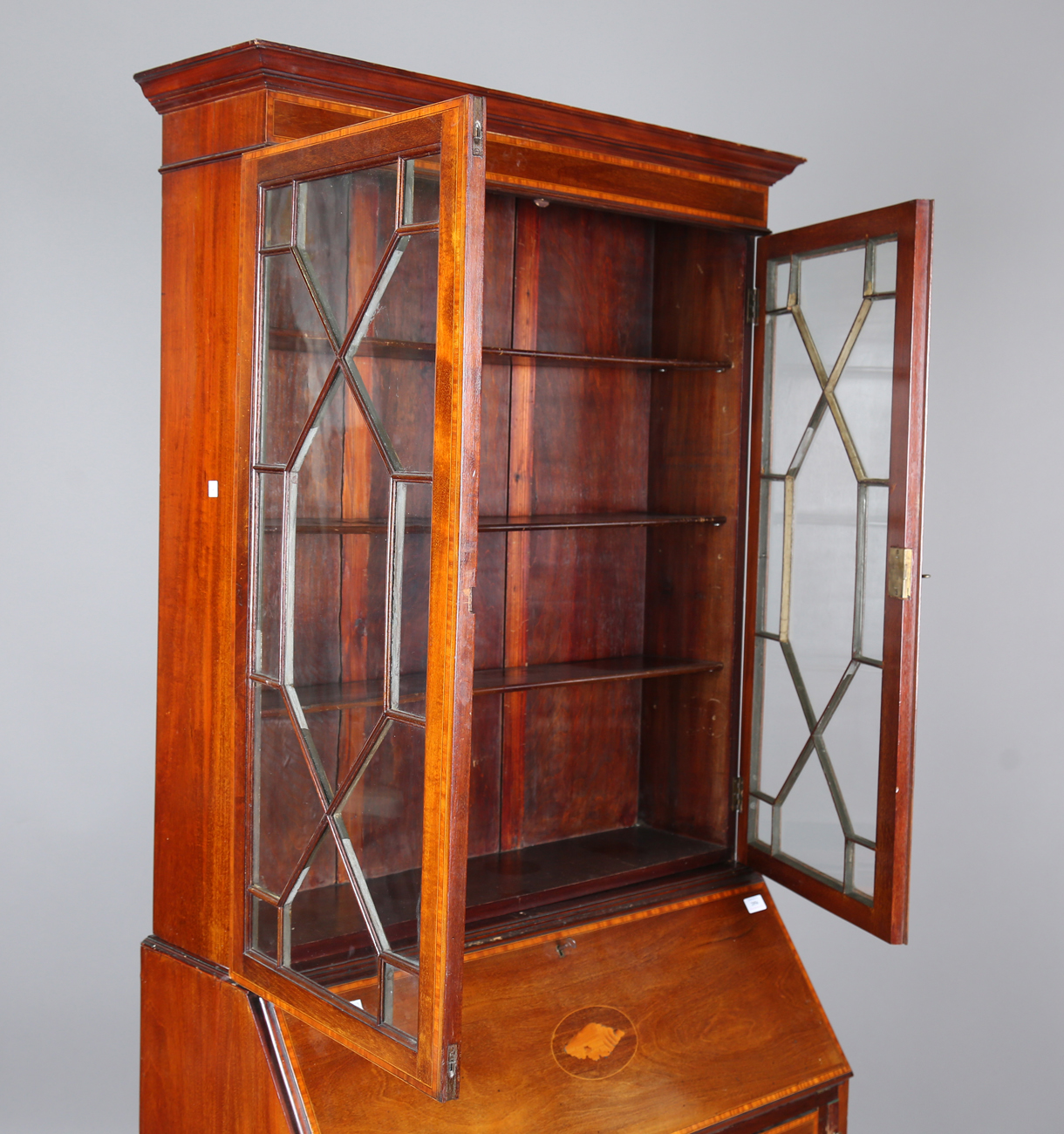 An Edwardian mahogany bureau bookcase, the fall flap inlaid with a conch shell, height 207cm, - Bild 8 aus 9