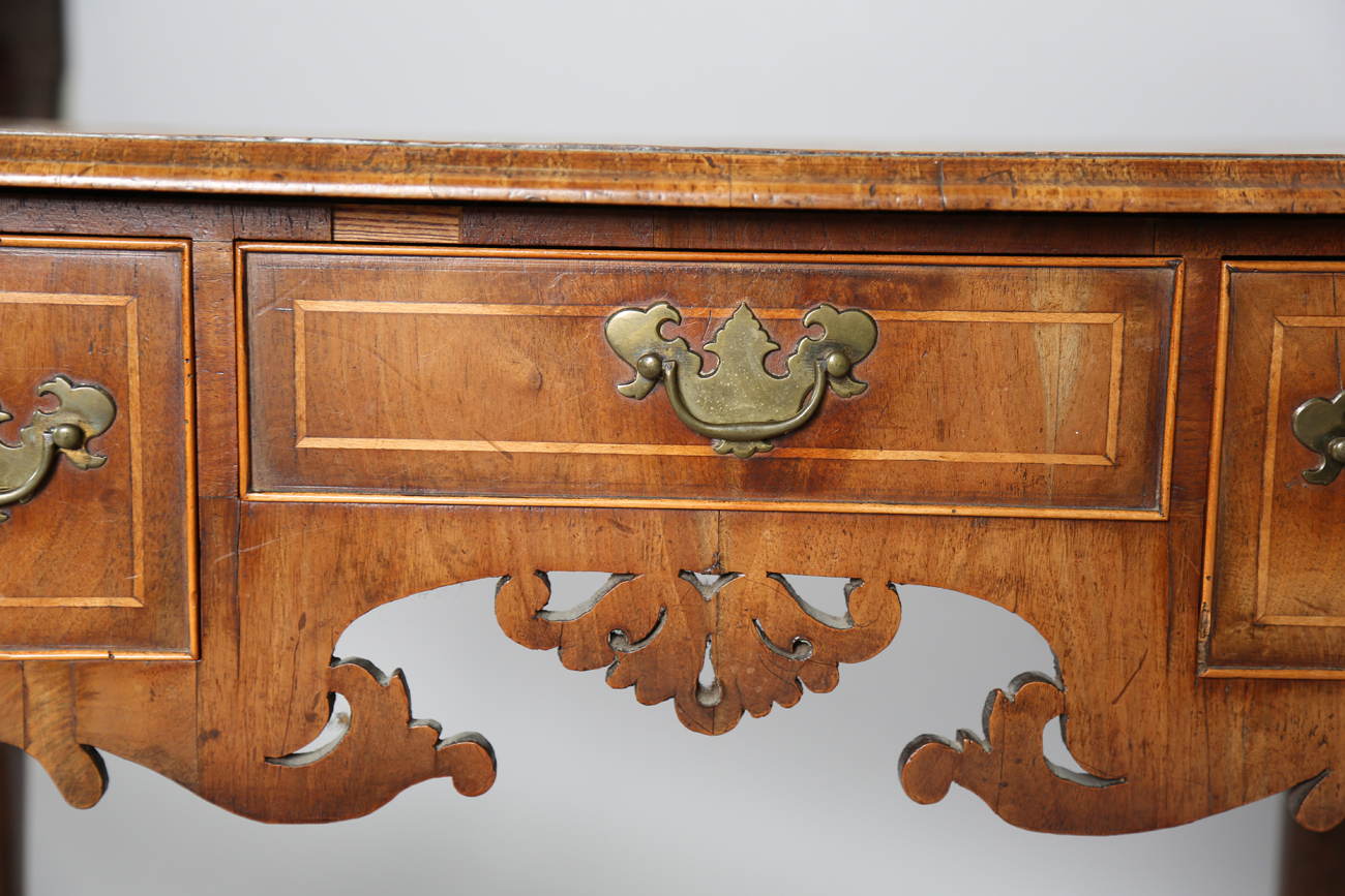 A George I walnut and crossbanded kneehole lowboy, fitted with three drawers above a fretwork apron, - Bild 10 aus 14