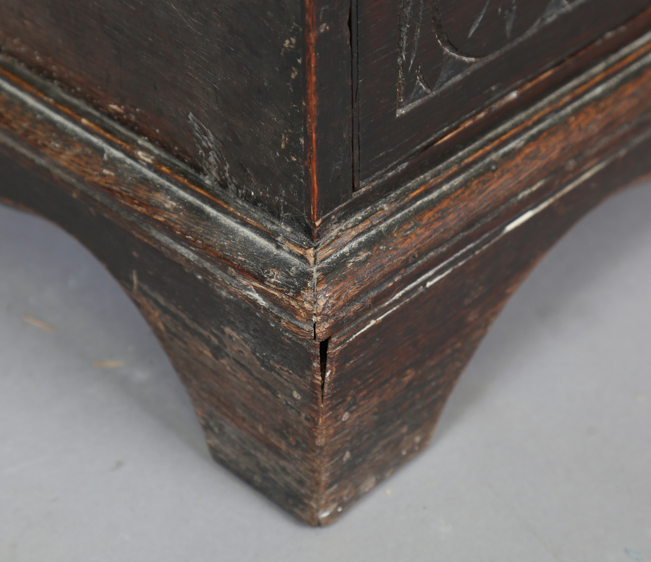 A 19th century oak mule chest, the hinged lid above a carved front, fitted with two drawers, - Bild 7 aus 12