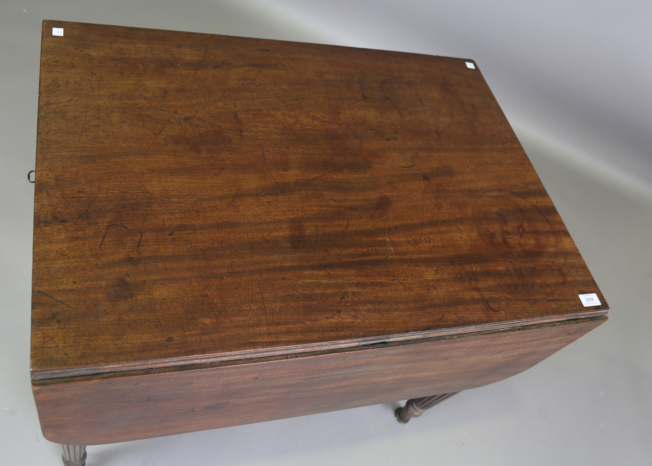 A William IV mahogany Pembroke table, in the manner of Gillows of Lancaster, fitted with opposing - Bild 9 aus 9