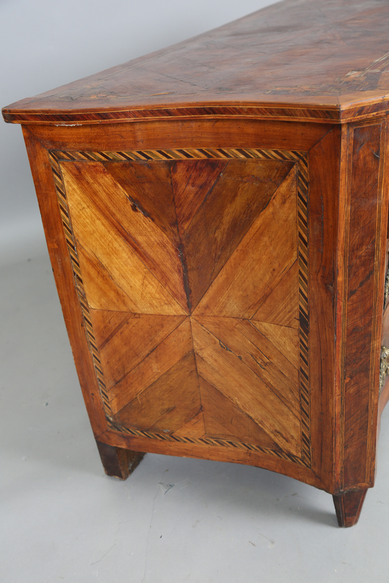 An early 18th century Italian yew and walnut three-drawer serpentine fronted commode with - Image 6 of 23