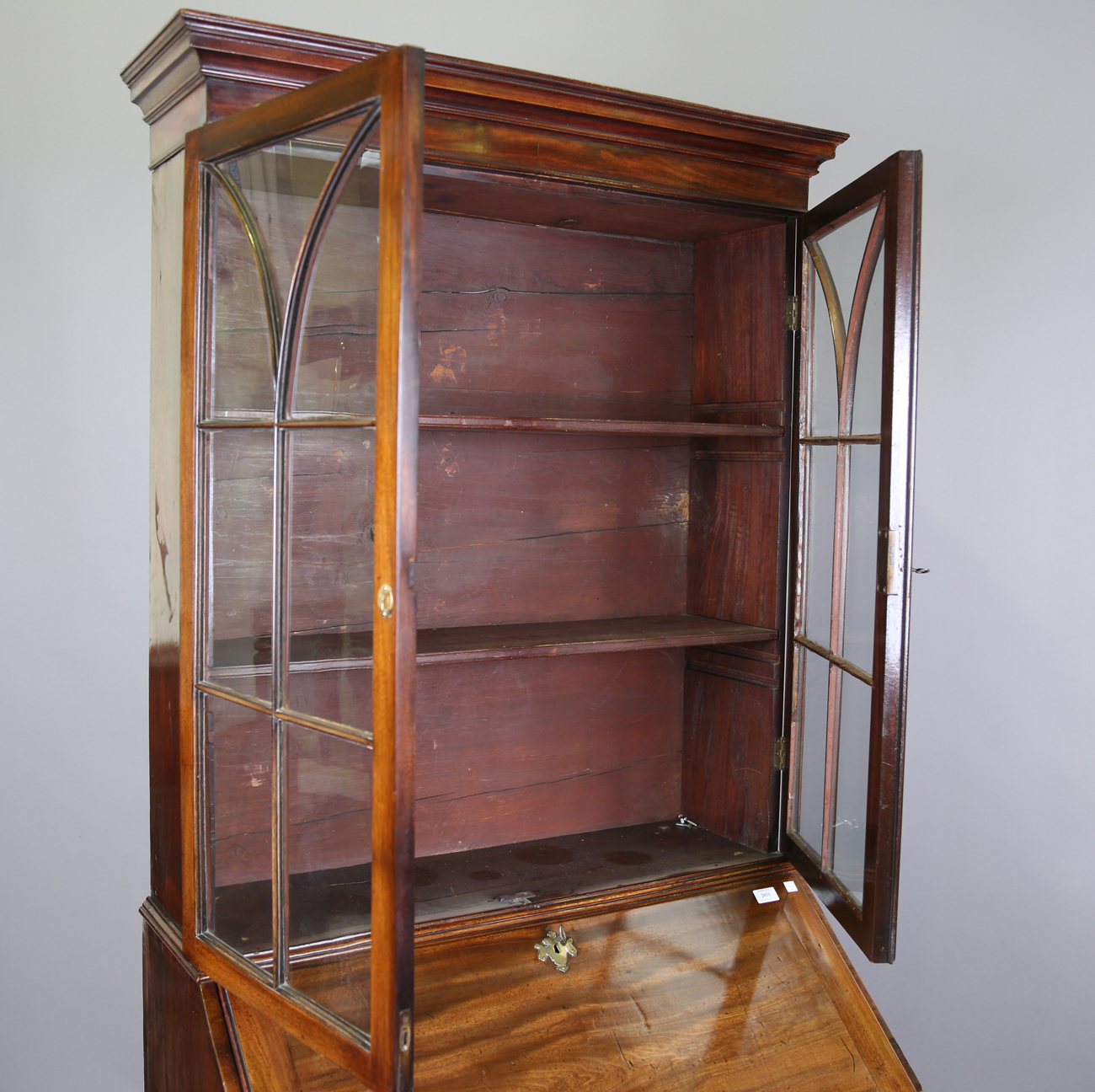 A George III mahogany bureau bookcase, the glazed top above a fall flap and an arrangement of oak- - Bild 6 aus 10