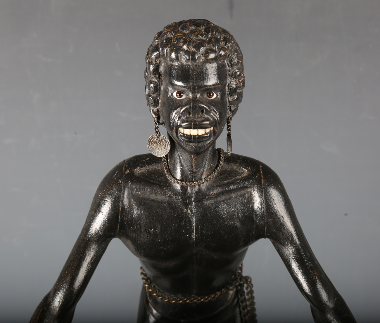 A late 19th century ebonized carved wooden blackamoor table-top visiting card tray, modelled in - Bild 6 aus 6