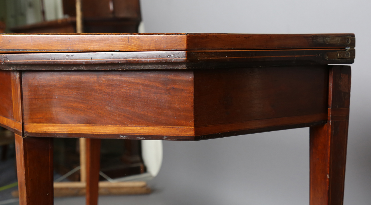 A George III mahogany fold-over card table with satinwood crossbanding, height 73cm, width 94cm, - Bild 3 aus 6