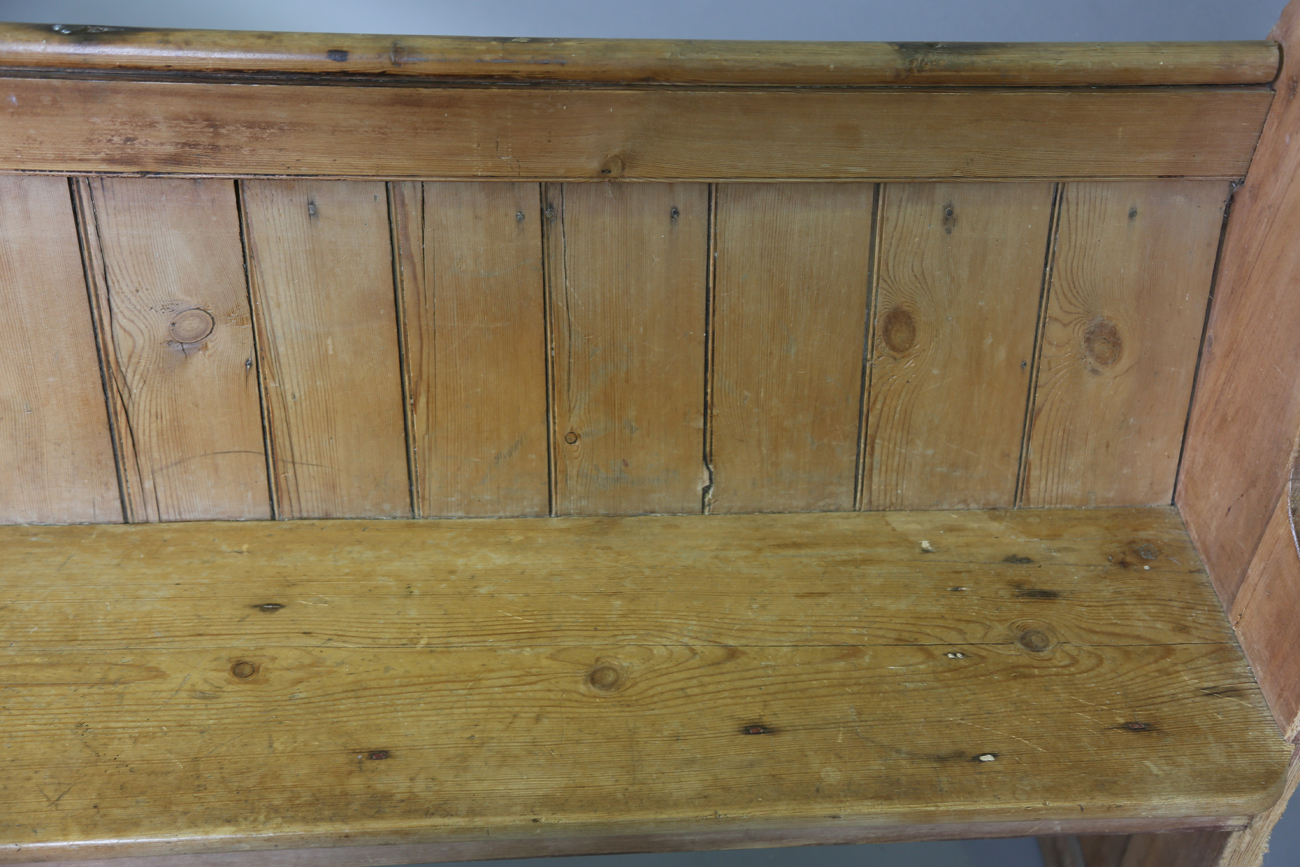 A 19th century pine pew with arched ends, height 89cm, width 186cm, depth 38cm.Buyer’s Premium 29.4% - Bild 9 aus 13