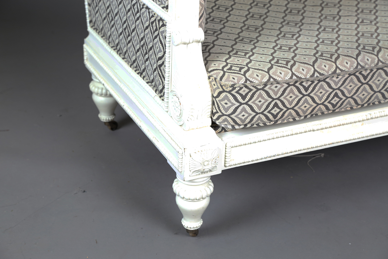 A modern Julian Chichester Regency style white painted showframe two-seat settee, the frame carved - Bild 5 aus 8