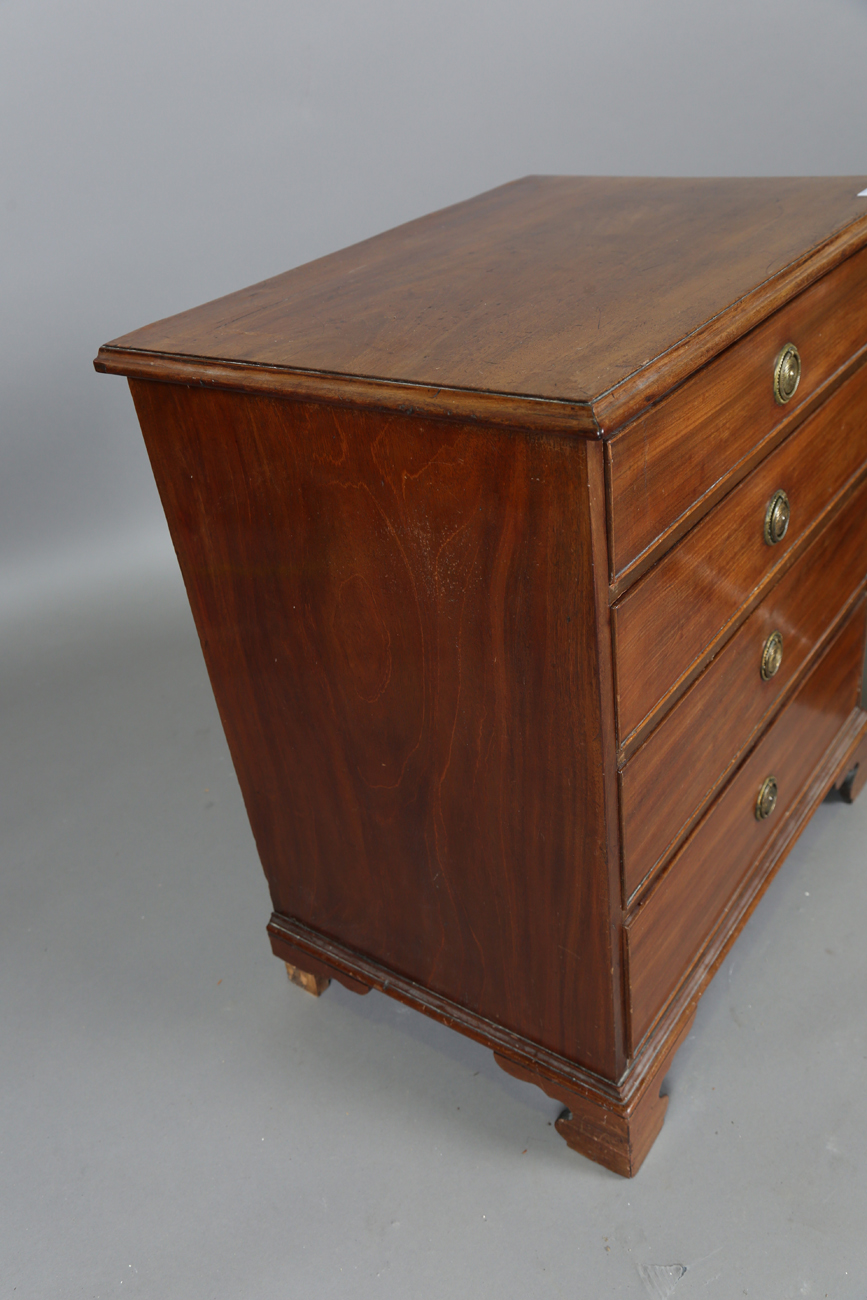 A 20th century George III style mahogany chest of four drawers, height 71cm, width 65cm, depth 44cm, - Bild 12 aus 15