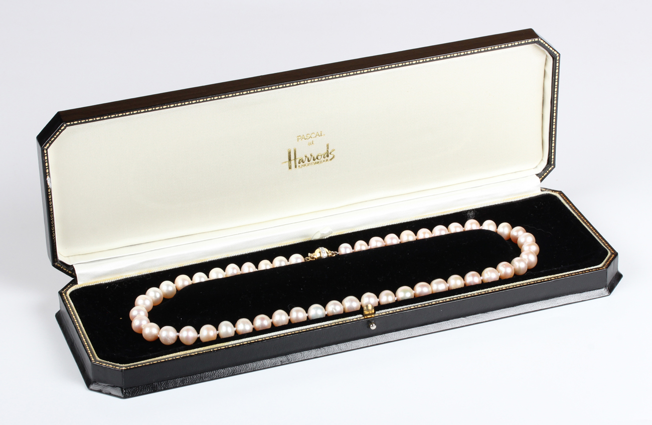 A single row necklace of slightly graduated cultured pearls on an 18ct gold and diamond set - Image 2 of 3