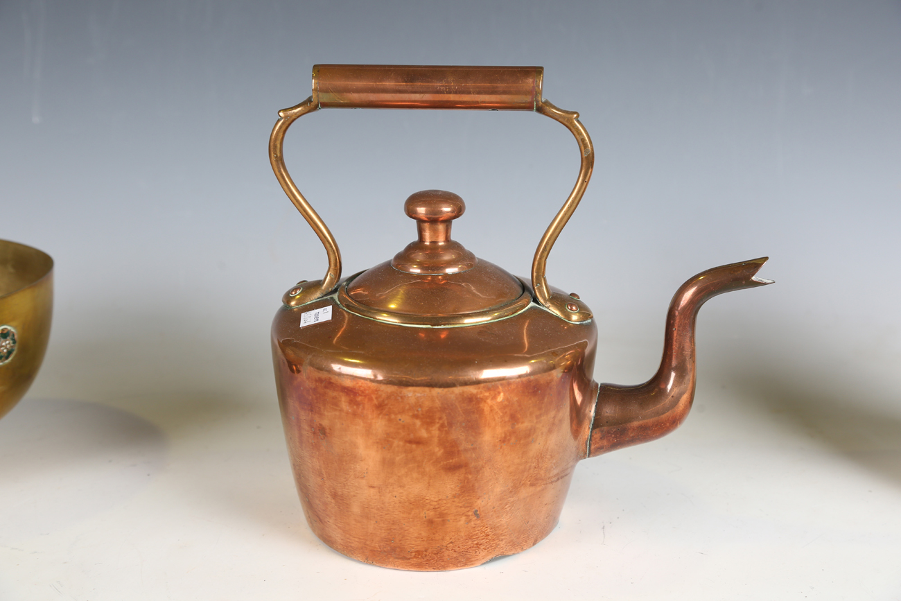 A collection of copper and brass wares, comprising a late 19th century copper hunting horn, length - Image 15 of 15