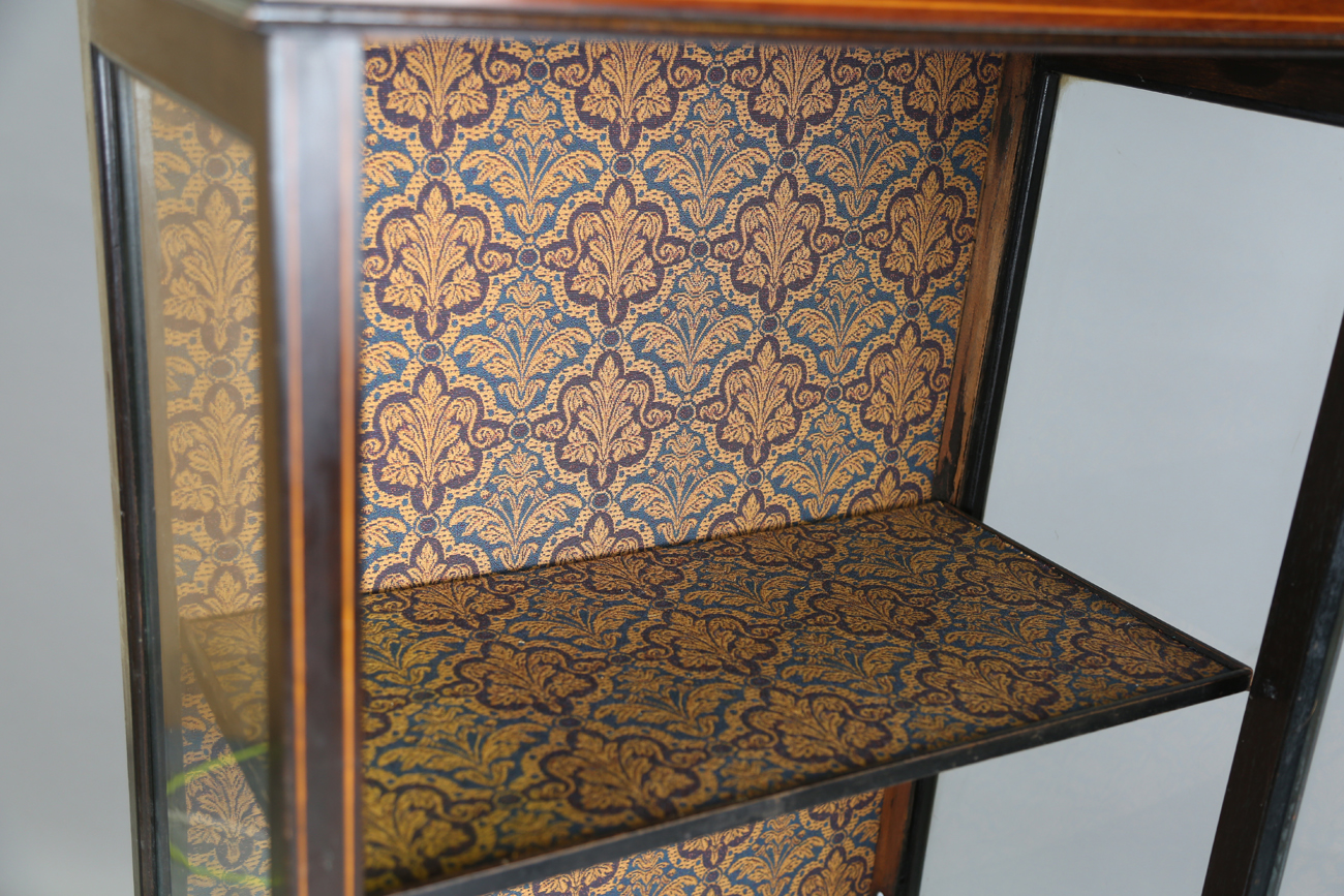 An Edwardian mahogany display cabinet with inlaid decoration and glazed door, on outswept square - Image 8 of 9