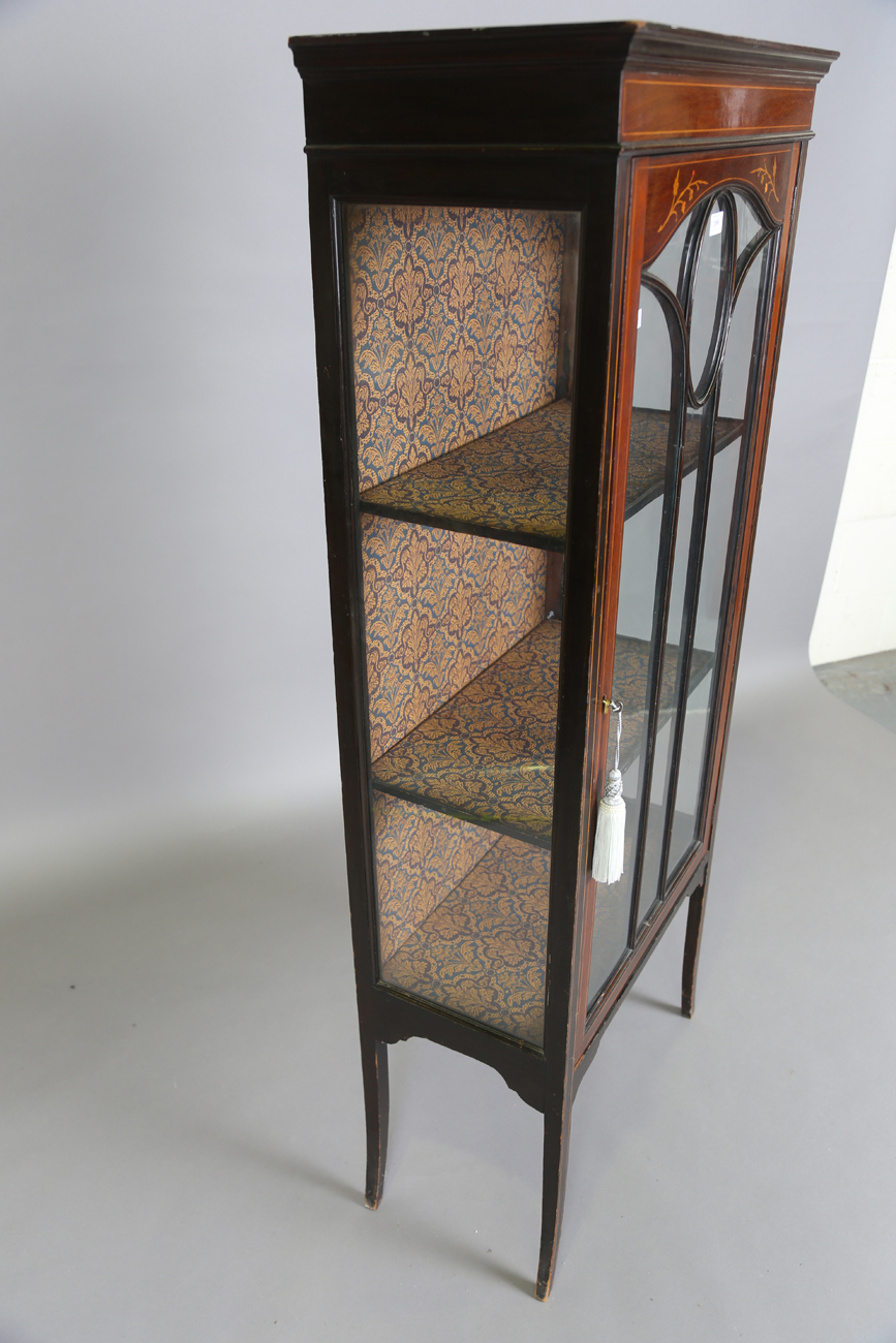 An Edwardian mahogany display cabinet with inlaid decoration and glazed door, on outswept square - Image 4 of 9