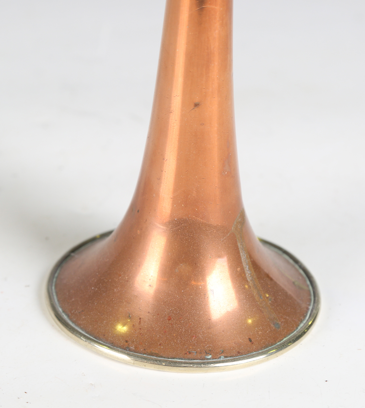 A collection of copper and brass wares, comprising a late 19th century copper hunting horn, length - Image 5 of 15