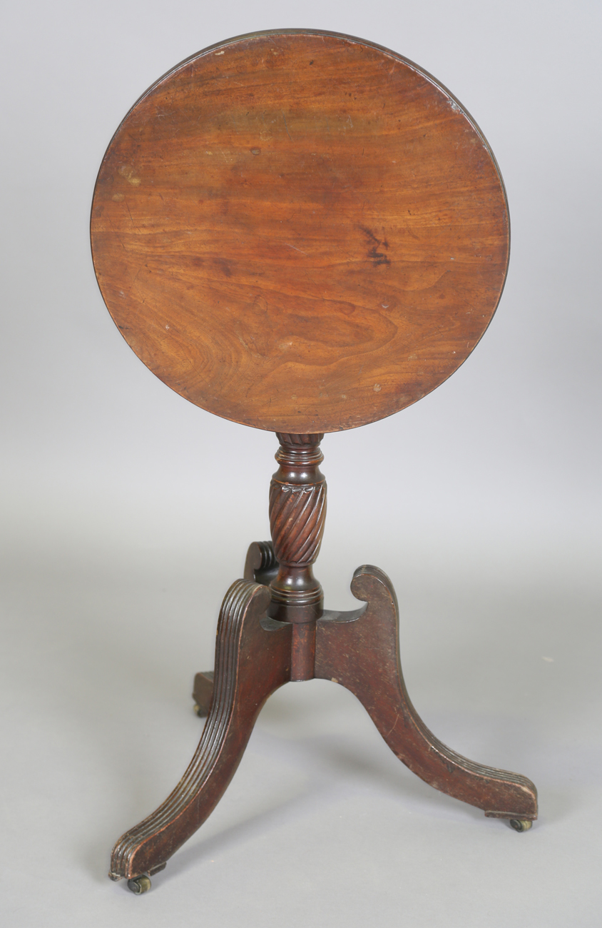 A Regency style mahogany circular tip-top wine table, on tripod legs, height 71cm, diameter 45cm. - Image 4 of 9